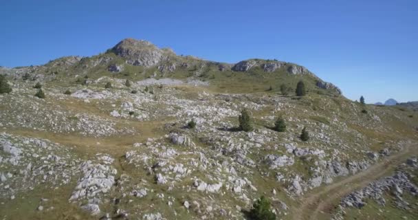 Paisaje aéreo, montañoso y pedregoso, Montenegro - Material nativo, directamente de la leva . — Vídeos de Stock