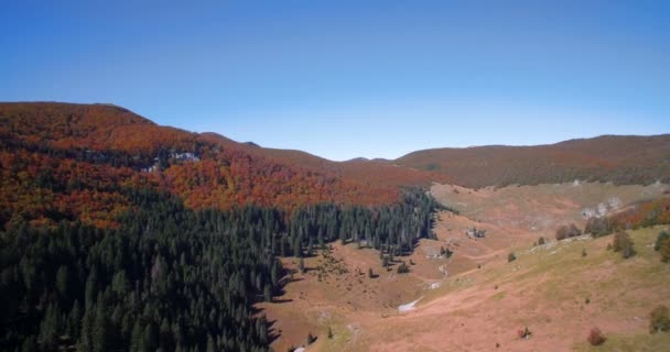 Paisagem aérea, bela Outono, Velebit, Croácia - Versão graduada e estabilizada . — Vídeo de Stock