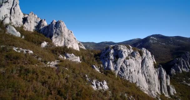 Antenne, heuvels op Ravni Dabar, Velebit, Kroatië-Graded en gestabiliseerde versie. — Stockvideo