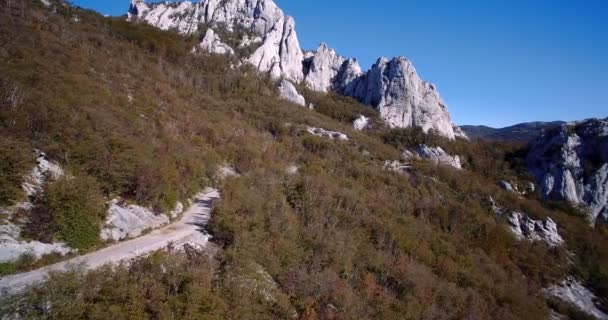 Antenn, Hills på Ravni Dabar, Velebit, Kroatien-graderade och stabiliserad version. — Stockvideo