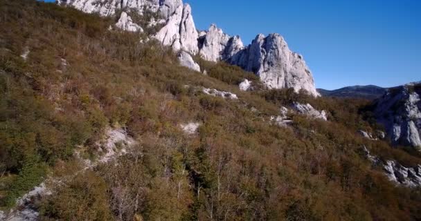 Antena, wzgórz w mieście Ravni Dabar, Velebit, Chorwacja-stopniowej ścieżki i stabilizowane wersji. — Wideo stockowe