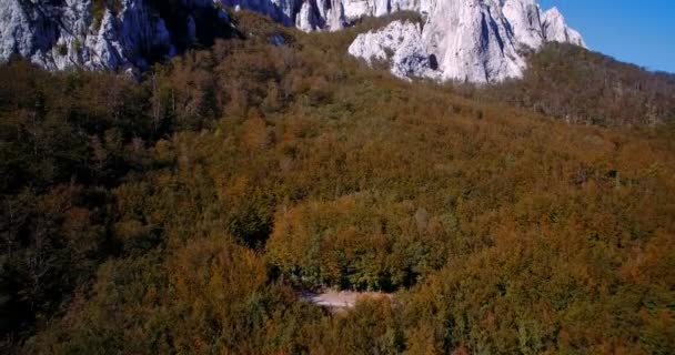 エアリアル、Ravni 王宮の丘ベレビト山地、クロアチア傾斜と安定化バージョン. — ストック動画