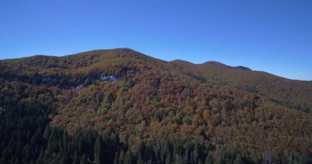 Antenne, mooie herfst landschap, Velebit, Kroatië - Native materiaal, direct uit de cam. — Stockvideo