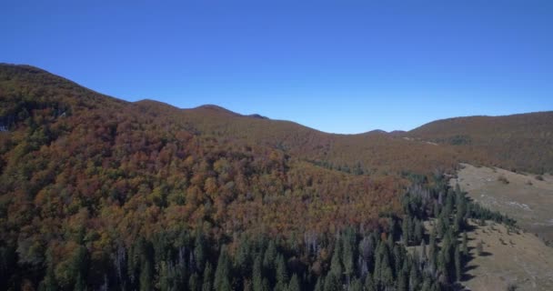 Aérea, Hermoso paisaje de otoño, Velebit, Croacia - Material nativo, directamente de la leva . — Vídeo de stock