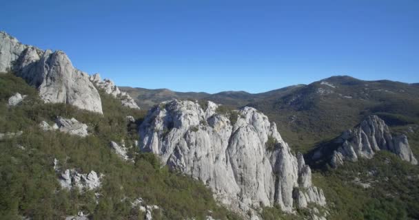 Antenne, Hügel bei ravni dabar, Velebit, Kroatien - heimisches Material, direkt aus der Kamera. — Stockvideo