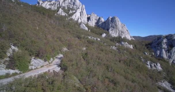 Antény, Hills v Ravni Dabar, Velebit, Chorvatsko - nativní materiál, jako vystřižená z vačky. — Stock video