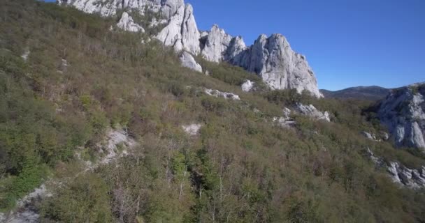 Aérea, Colinas en Ravni Dabar, Velebit, Croacia - Material nativo, directamente de la leva . — Vídeos de Stock