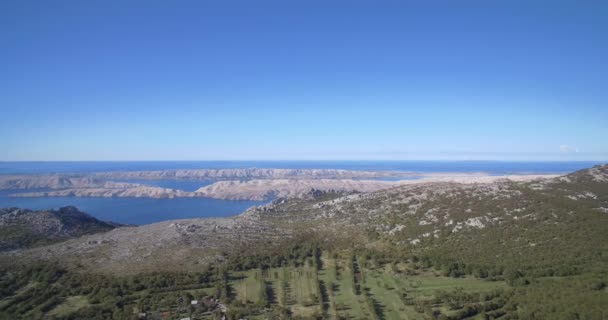 Antenn, bergen, landskapet och Bay på Karlobag, Kroatien - Native Material, rakt ur cam. — Stockvideo