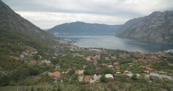 Εναέρια, Risan Κόλπος, Μαυροβούνιο - μητρική υλικό, βγαλμένη κατευθείαν από το έκκεντρο. — Αρχείο Βίντεο