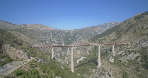 Letecká, železniční most přes Mala Rijeka, Černá Hora - nativní materiál, jako vystřižená z vačky. — Stock video