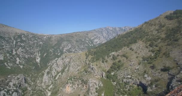 Aérea, Puente de tren sobre Mala Rijeka, Montenegro - Material nativo, directamente de la leva . — Vídeos de Stock