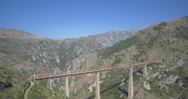 Antenn, är tåget bro över Mala Rijeka, Montenegro - Native Material, rakt ur cam. — Stockvideo