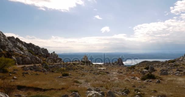驚くべきマリ アラン ・ トレイル、ベレビト山地、クロアチア — ストック動画