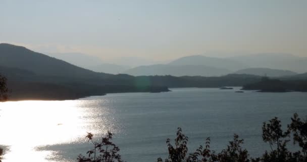 Hermosa vista de la mañana en Jezero Krupac, Montenegro — Vídeo de stock