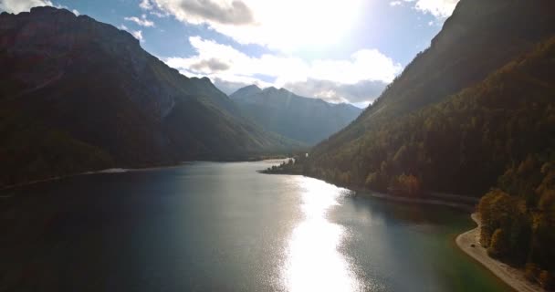 Antenn, flyg över fantastiska Lago Del Predil, italienska-slovenska gränsen - graderade och stabiliserad version. — Stockvideo