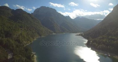 Anteni, uçuş şaşırtıcı Lago Del Predil, İtalyanca Slovence sınır - yerli malzeme üzerinde.