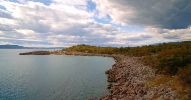 Volo aereo verticale lungo la costa croata Versione graduata e stabilizzata . — Video Stock