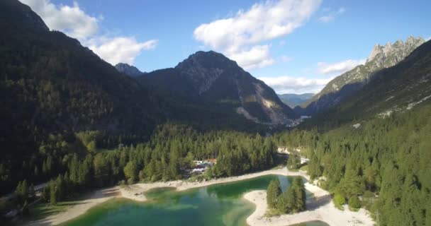 Antenn, flyg över fantastiska Lago Del Predil, italienska-slovenska gränsen - Native Material. — Stockvideo