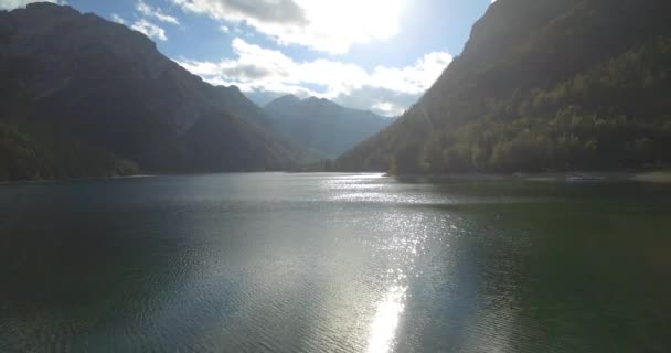 Aereo, volo sopra il lago del Predil, confine italo-sloveno - materiale nativo . — Video Stock