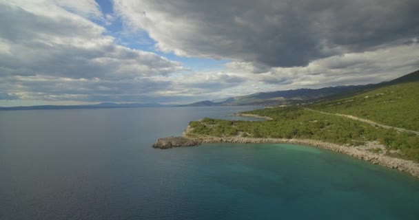 Antenne, vliegen langs Kroatische kust-lijn - Native materiaal. — Stockvideo