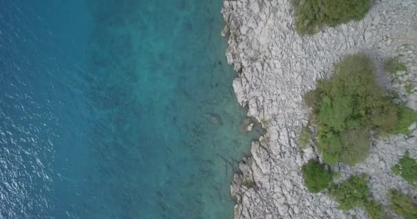 ネイティブ素材クロアチア海岸線に沿って飛んで空中. — ストック動画