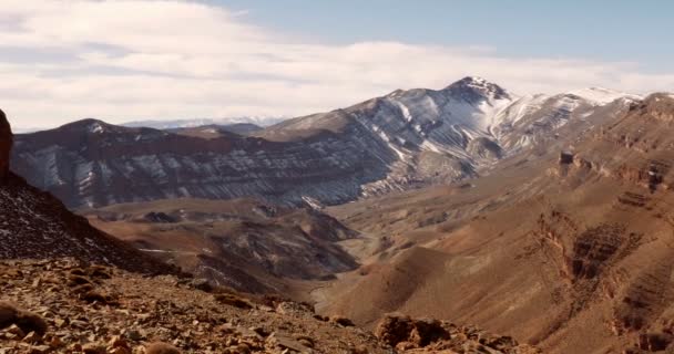 Епічні погляд на засніжених гірський хребет, Марокко — стокове відео