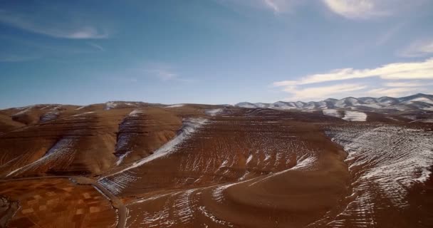 Antenne, verschneite Berge, Landschaft um Agoudal, Marokko — Stockvideo