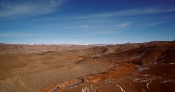 Aerial, Montanhas nevadas, Paisagem em torno de Agoudal, Marrocos — Vídeo de Stock