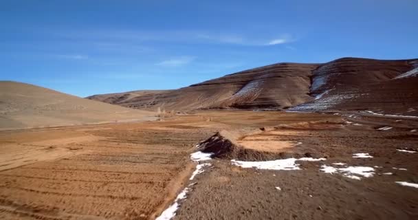 Antény, zasněžené hory, krajina kolem Agoudal, Maroko — Stock video