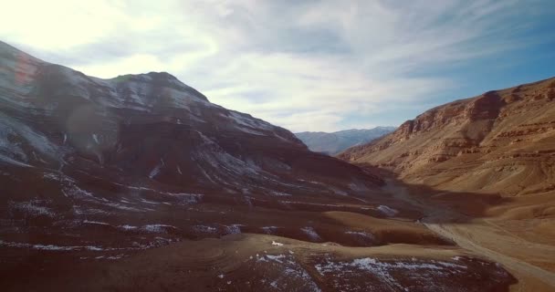Luftaufnahme, epische und schneebedeckte Berglandschaft bei Tamtetouchte, Marokko — Stockvideo