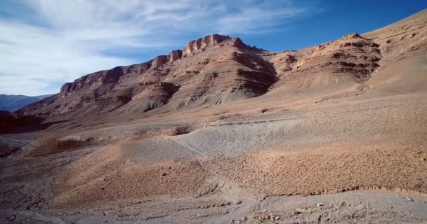 Tamtetouchte、モロッコで空中の叙事詩、雪に覆われた山岳風景 — ストック動画