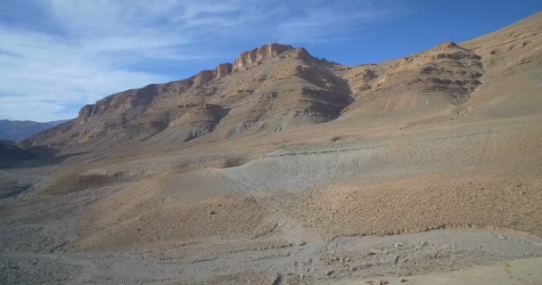 Luchtfoto, epische en besneeuwde bergachtige landschap aan Tamtetouchte, Marokko — Stockvideo