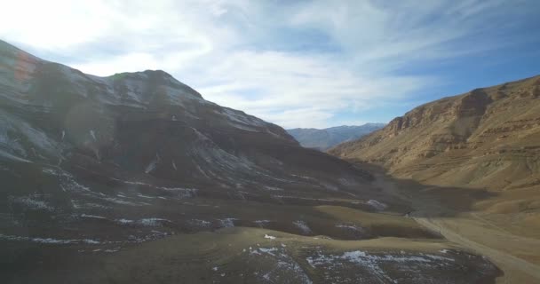 Εναέρια, επική και χιονισμένο ορεινό τοπίο στο Tamtetouchte, Μαρόκο — Αρχείο Βίντεο