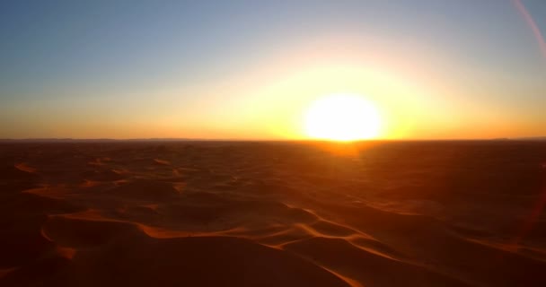 Antenne, Sahara-Sonnenuntergang, Erg chegaga, Marokko — Stockvideo