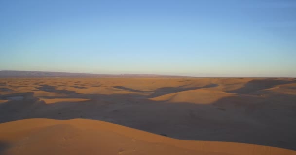 Aérea, Sahara Sunset, Erg Chegaga, Marruecos — Vídeo de stock