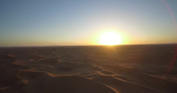 空中、サハラの夕日、Erg Chegaga モロッコ — ストック動画