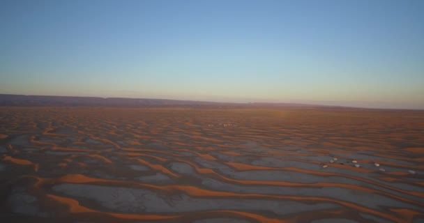 Antena, Sahara Sunset, Erg Chegaga, Maroko — Wideo stockowe