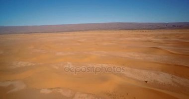 Hava, Erg Chegaga, Morocco Sahara Dunes üzerinde uçan