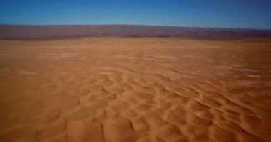 Hava, Erg Chegaga, Morocco Sahara Dunes üzerinde uçan