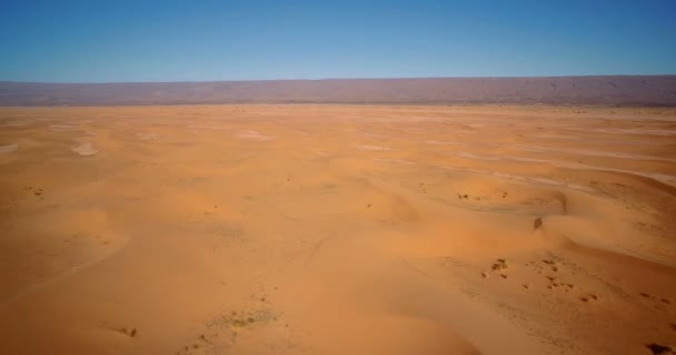 Antenne, vliegen Over de Sahara duinen, Erg Chegaga, Marokko — Stockvideo