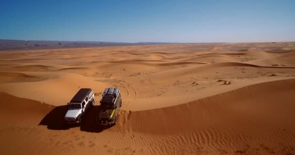 Antenne, die über die Sahara-Dünen fliegt, erg chegaga, Marokko — Stockvideo