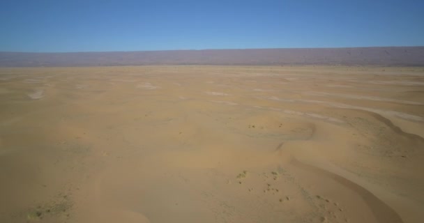 Antenne, die über die Sahara-Dünen fliegt, erg chegaga, Marokko — Stockvideo