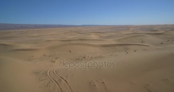 Εναέρια, πετούν πάνω από τα Σαχάρας αμμόλοφων, Erg Chegaga, Μαρόκο — Αρχείο Βίντεο