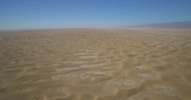 Antenne, die über die Sahara-Dünen fliegt, erg chegaga, Marokko — Stockvideo