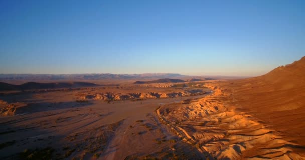 Aérea, Volando sobre Palm Oasis a lo largo de las montañas en Tissint, Marruecos — Vídeos de Stock