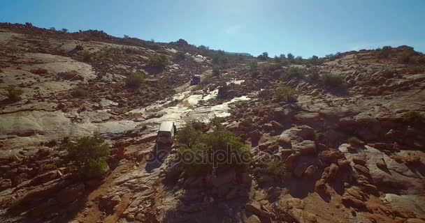 Antenne, Offroad-Spaß an den blau lackierten Felsen, valle de tafraute, Marokko — Stockvideo