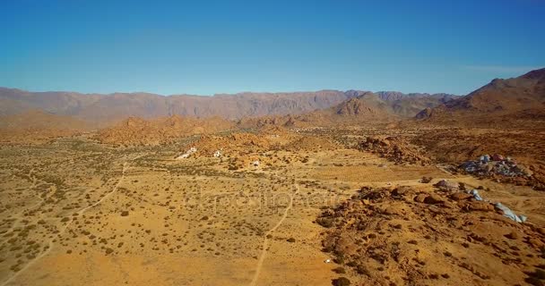 Antenne, Offroad-Spaß an den blau lackierten Felsen, valle de tafraute, Marokko — Stockvideo