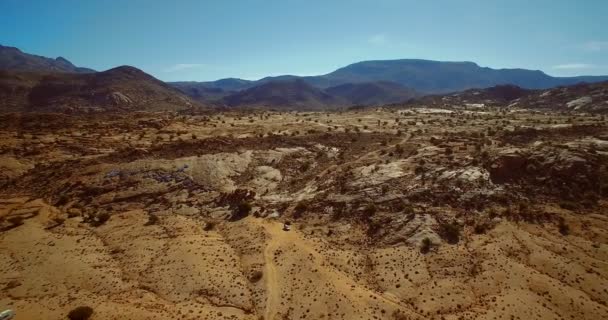 Antenne, Offroad Fun At The blauw geschilderd Rocks, Valle de Tafraute, Marokko — Stockvideo