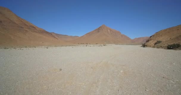 Desierto aéreo, montañoso y pedregoso en Tamessoult, Marruecos — Vídeo de stock