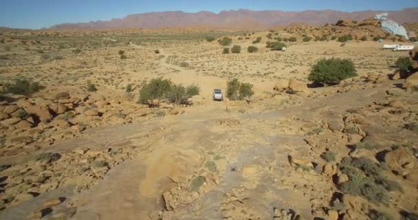 Antenne, Offroad Fun At The blauw geschilderd Rocks, Valle de Tafraute, Marokko — Stockvideo